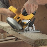 DEWALT Circular Saw, 7-1/4 inch, Pivoting with up to 57 Degree Bevel, Corded (DWE575SB) - Image 4